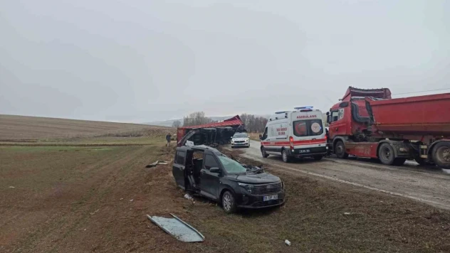 Tırın Dorsesi Hafif Ticari Aracın Üzerine Devrildi