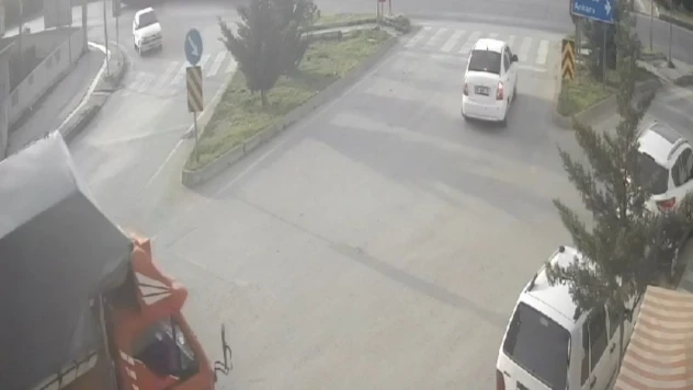 Tırın Sıkıştırdığı Otomobil Orta Refüje Çarptı: 1 Yaralı