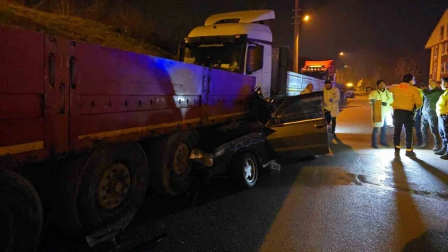 Tır'a Ok Gibi Saplandı: 1'i Ağır 2 Yaralı