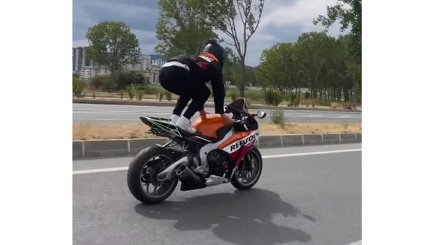Trafiği tehlikeye düşüren motosiklet sürücüsü yakalandı