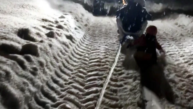 Traktöre Bağlanan Kızaklarla Gün Boyu Kayak Yaptılar