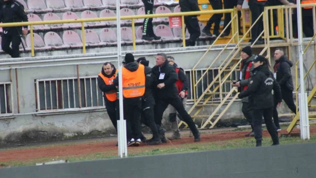Taraftarlar Kelepçeyle Sahadan Çıkartıldı