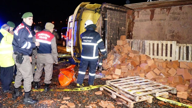 Tuğla yüklü TIR devrildi: 1 ÖLÜ