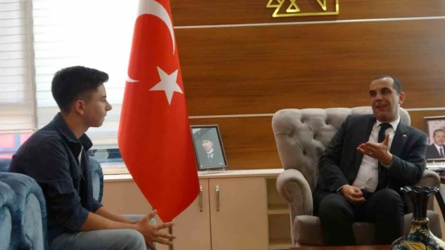 Türk Bayrağı Hassasiyetiyle Yürekleri Isıtan Çocuk