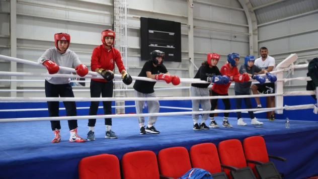 Türk Kadın Boksuna Güç Vermek İçin Yumruk Sallıyorlar