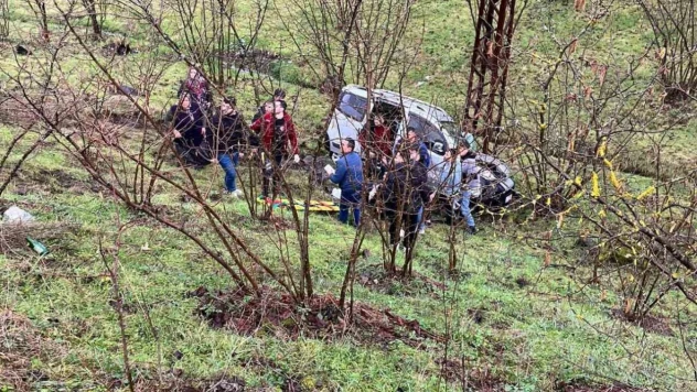 Üç Araç Birbirine Girdi 1'i Şarampole Yuvarlandı