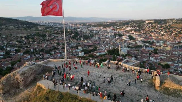Ülkü Ocağı'ndan bayrak akımı