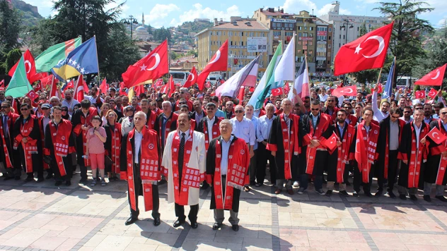 Üniversite demokrasi için yürüdü