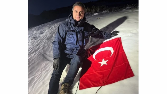 Vali Yardımcısı Özmen 2 Bin 587 Metrelik Zirvede Türk Bayrağını Dalgalandırdı