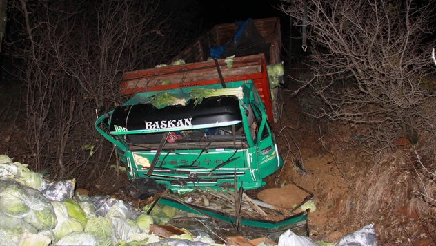 Virajı alamayan kamyon tarlaya uçtu
