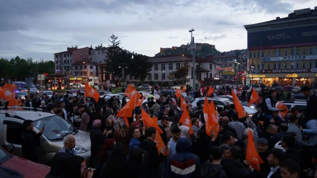 Yağmur altında sonucu kutladılar