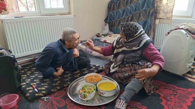 Yaşlı Kadın Engelli Oğluna 61 Yıldır 'Bebek' Gibi Bakıyor!