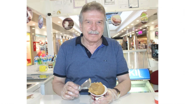 Yaz ayların vazgeçilmesi, dondurmalı irmik helvası