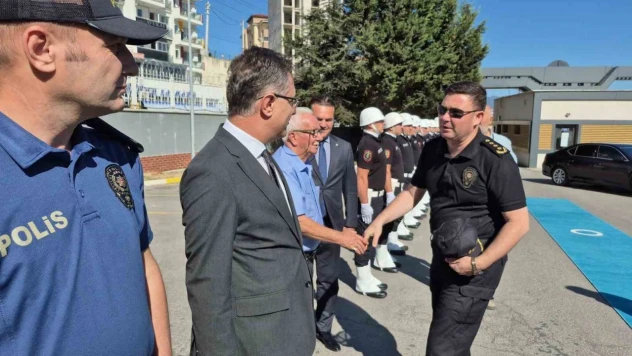 Yeni Emniyet Müdürü, Şehit Babasının Elini Öptü