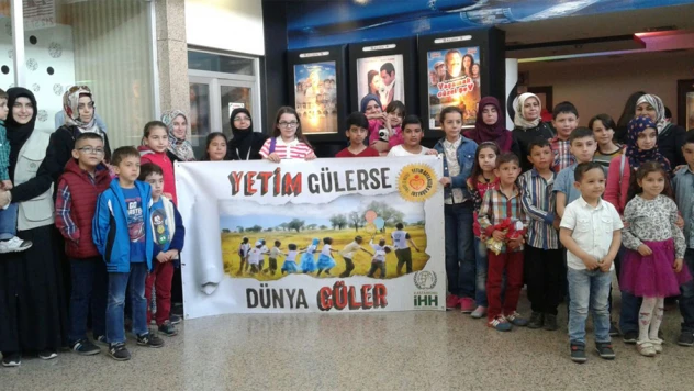 Yetim Gülerse Dünya Güler