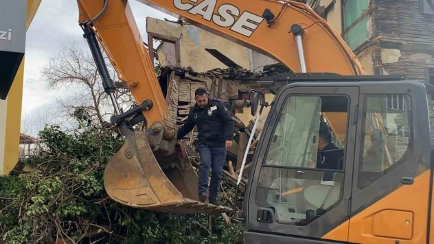 Yıkılan Binadan Bayrağı Kurtaran Zabıta Personeli: 'Gönlüm El Vermedi'