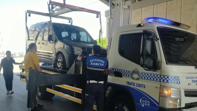 Yolda Kalan Aileye Zabıta Yardım Etti