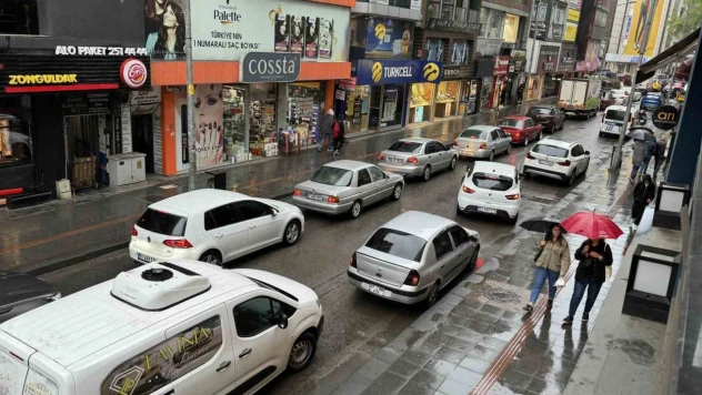 Yolda Kalan Tır Nedeniyle Metrelerce Kuyruk Oluştu