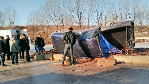 Yolda kayan kamyonet takla attı: 1 yaralı