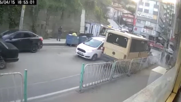 Yolun Karşısına Geçmek İsterken Minibüs Çarptı!