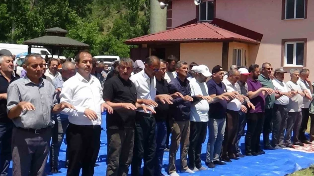 Yüzlerce Kişi Ellerini Semaya Açtı