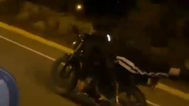 Yüzüstü Yatarak Motosiklet Kullandı