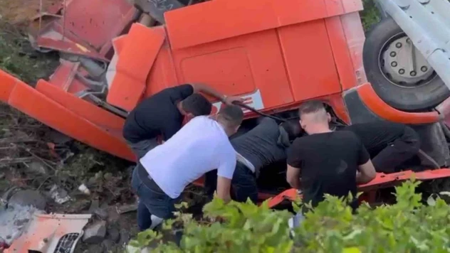 Zonguldak'ta Tır Devrildi: 1 Yaralı