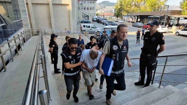 Zonguldak'ta 'Lüks Tatil' Vurgunu 300 Kişiyi 15 Milyon Lira Dolandırmışlar