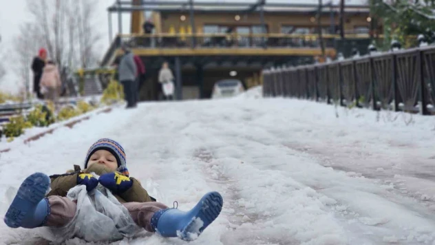 Zonguldak'ta Çocuklar Karda Kayarak Eğlendi