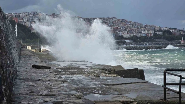 Zonguldak'ta Dalgalar Liman Duvarını Aştı