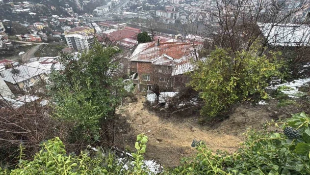 Zonguldak'ta Heyelan Sebebiyle Su Ve Elektrik Hattı Zarar Gördü
