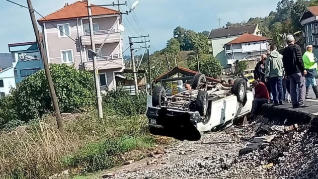 Zonguldak'ta İl Özel İdare Aracı Bahçeye Uçtu 1 Yaralı