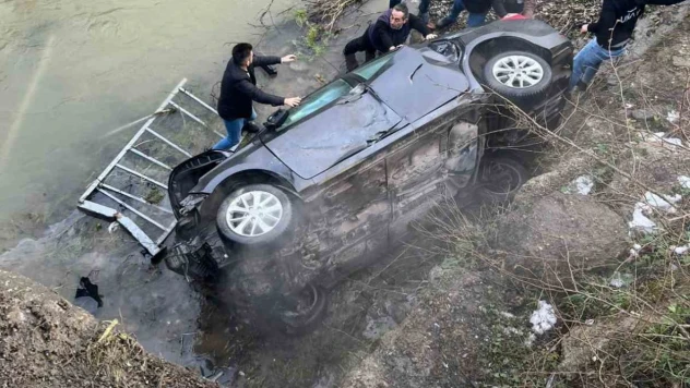 Zonguldak'ta Kontrolden Çıkan Otomobil Dereye Uçtu