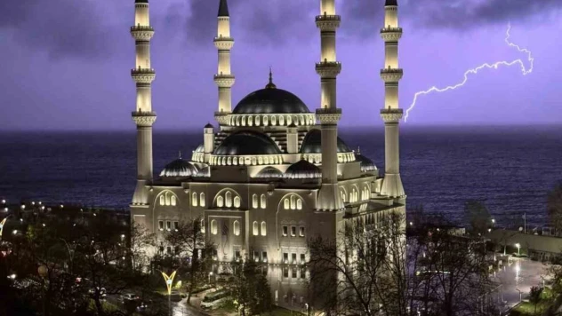 Zonguldak'ta Şimşekler Geceyi Aydınlattı