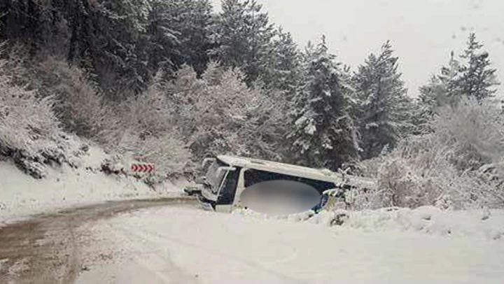 2 otobüs kara saplandı