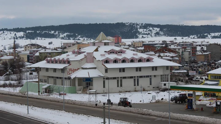 1 TL'ye müşteri bulamayan otel, çürüyor
