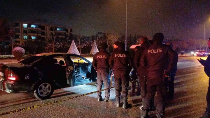 Otomobilde Silahla Vurulmuş Halde Bulundu