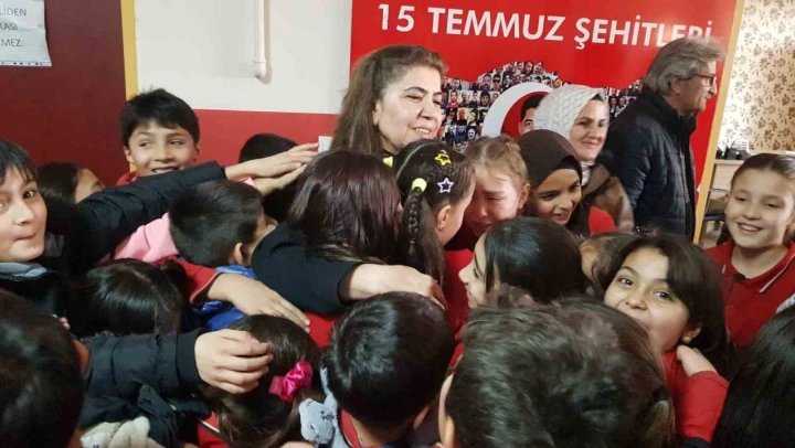 47 Yıldır Görev Yaptığı Okula Öğrencilerinin Alkışlarıyla Veda Etti