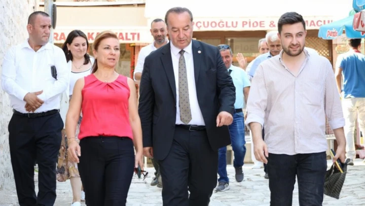 Akay ve Köse Tarihi Çarşı esnaflarının sorunlarını dinledi