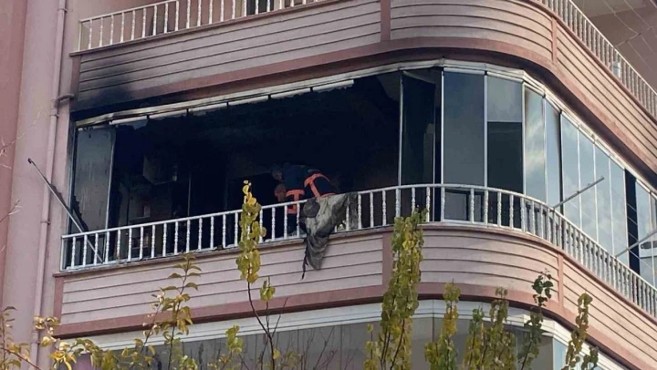 Yanan Apartman Dairesi Kullanılamaz Hale Geldi
