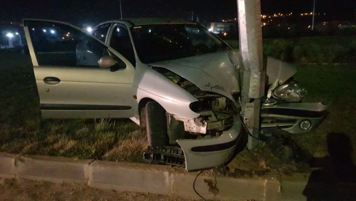 Alkollü sürücü aydınlatma direğine çarptı