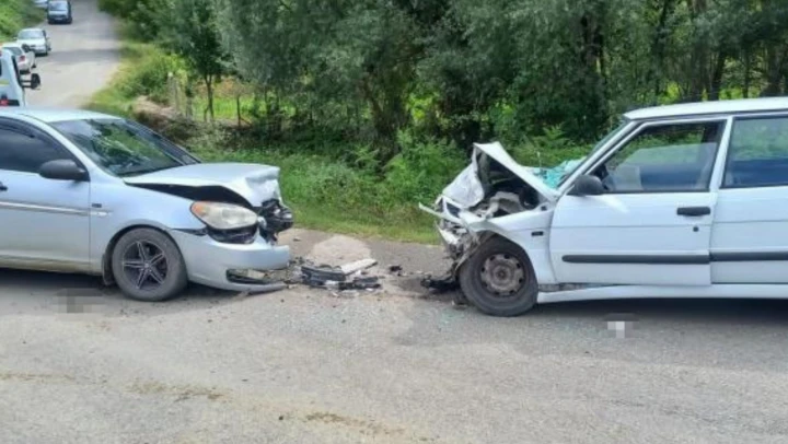 Ana yola çıkan otomobil kaza yaptı: 3 yaralı