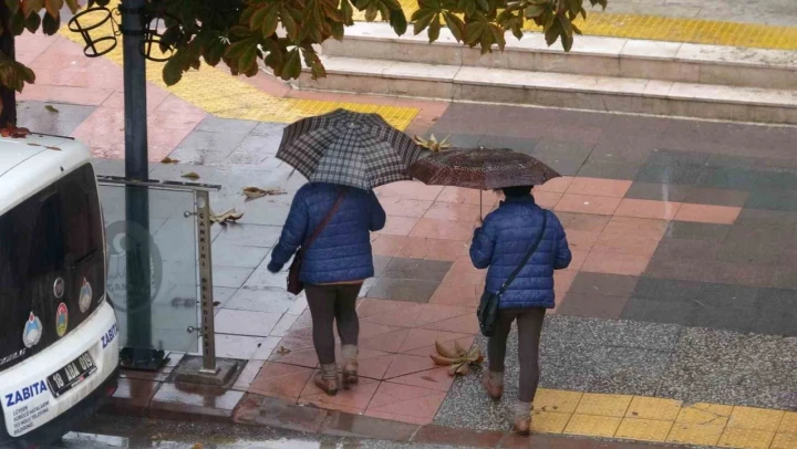 Aniden Bastıran Sağanak Vatandaşlara Zor Anlar Yaşattı