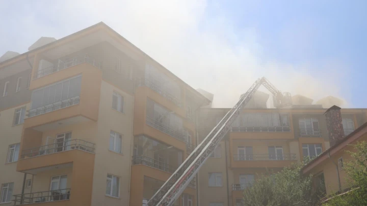 Apartman çatısında yangın çıktı