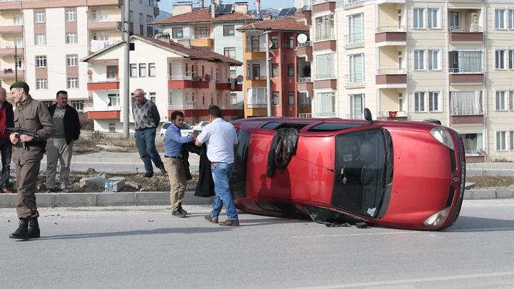 Araç takla attı: 2 yaralı