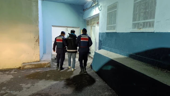 Aranan 2 kişi yakalandı