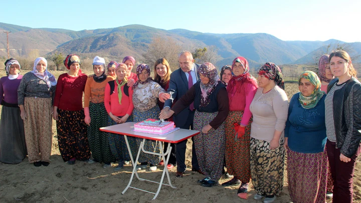 Arslan'dan sarımsak işçilerine 'Kadınlar Günü'  jesti