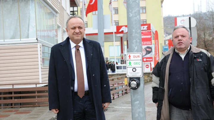 Atatürk İlkokulu önüne sinyalizasyon sistemi