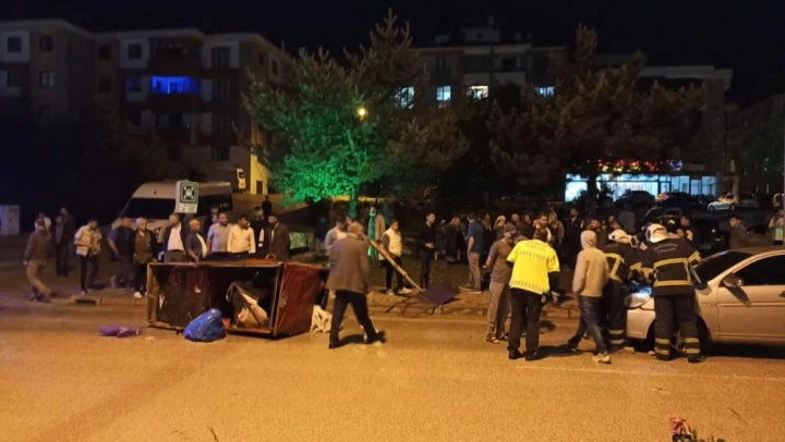 Atık toplama aracı otomobil ile çarpıştı: 4 yaralı