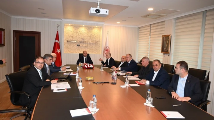 Bakan Bilgin, Türk-İş ve Hak-İş genel başkanlarıyla bir araya geldi